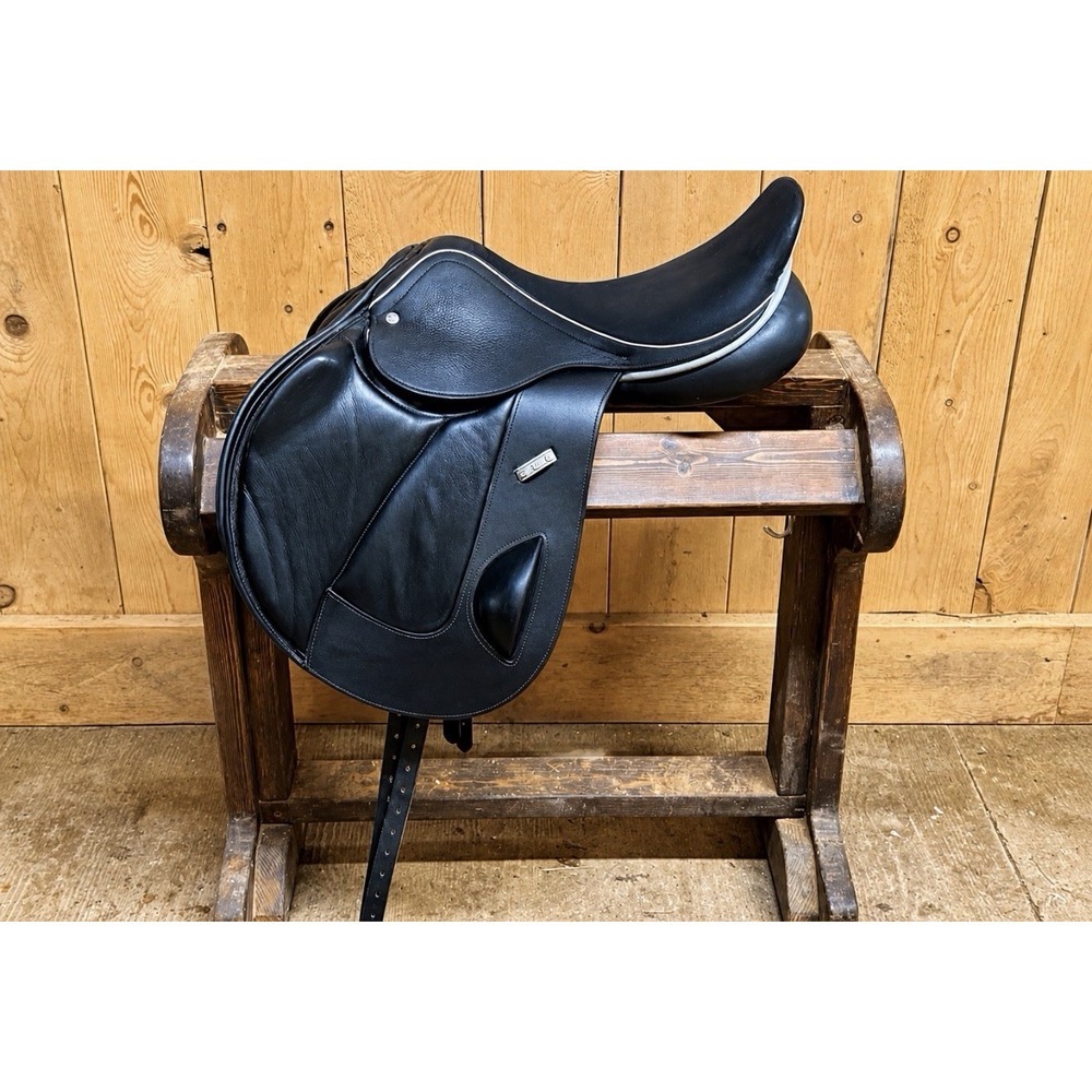Custom Saddlery Fleur De Lys Black Monoflap Jump Saddle 18"